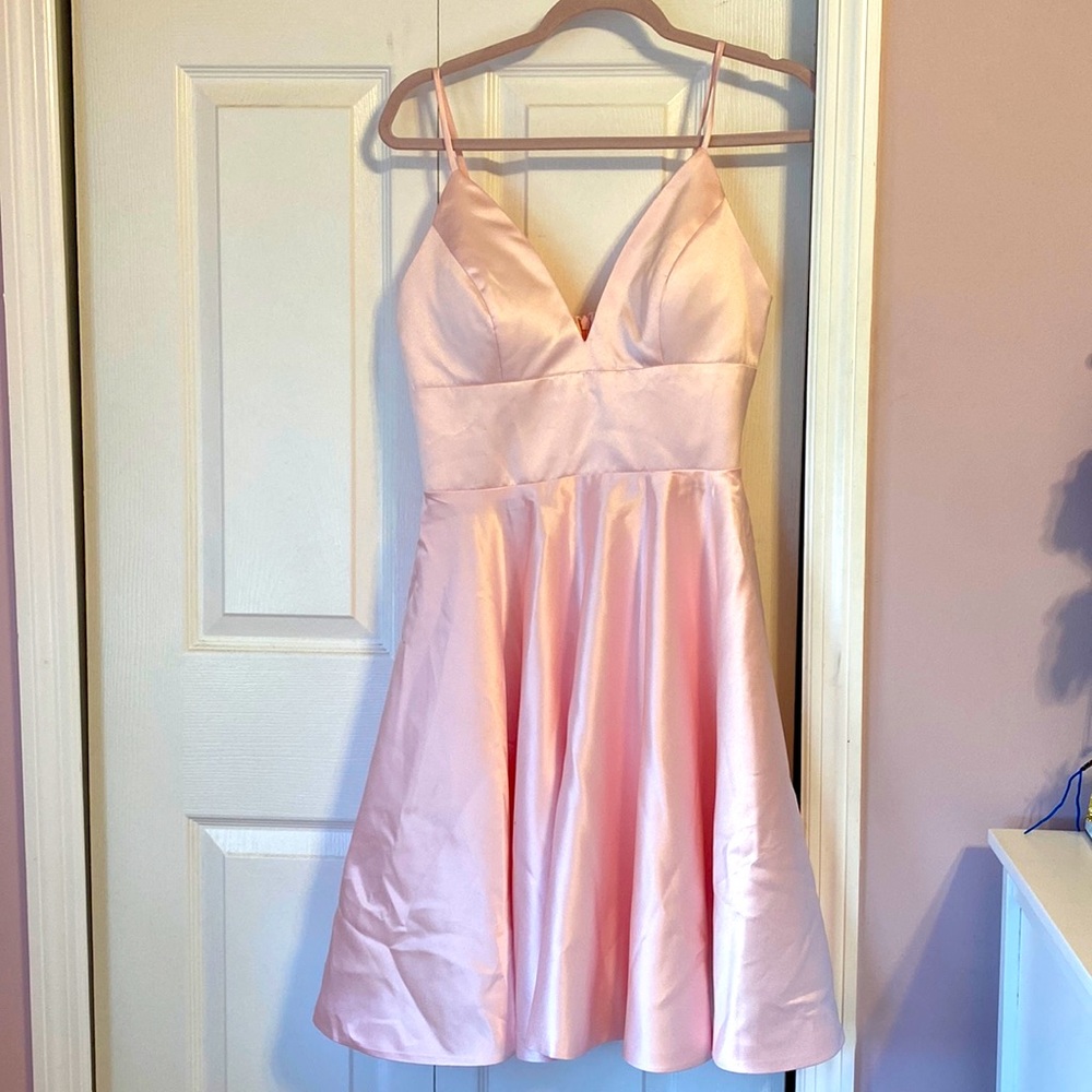 Light pink dress with pockets and v-neck.